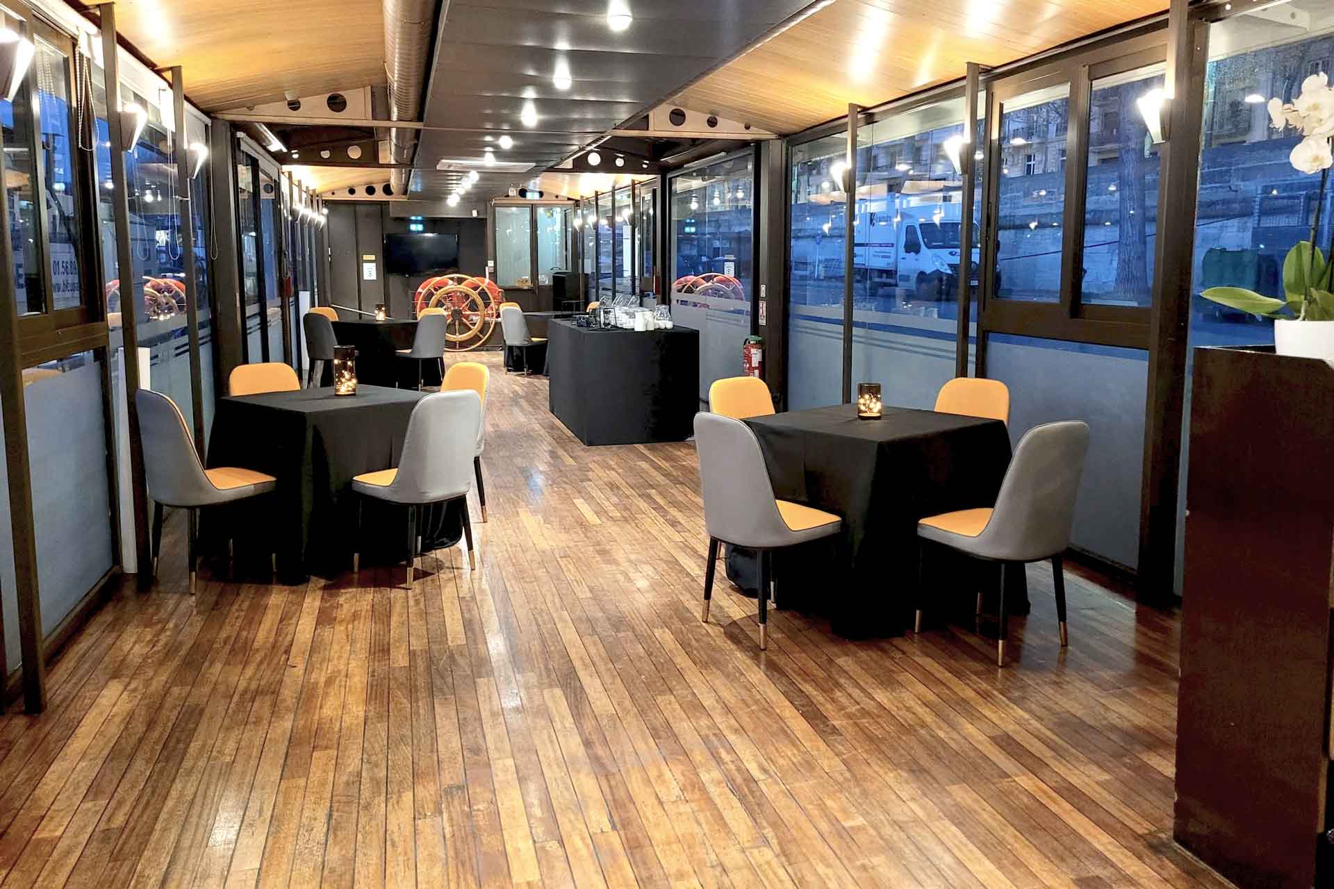Bateau restaurant Le Dauphin à Paris